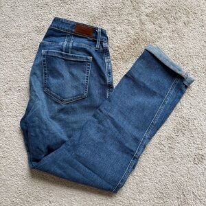 Hollister Ultra High-Rise Mom Jean